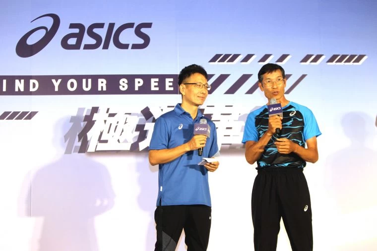 許績勝(右)出席ASICS全新碳板競速跑鞋METASPEED上市記者會。林嘉欣/攝影。