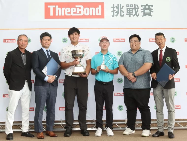 ThreeBond挑戰賽開幕賽蔡凱任(左三)摘下職業首冠,林智煜(右三)獲業餘冠軍,合影貴賓(左起)TB挑戰巡迴賽執行長陳志忠丶TB台灣分公司總經理泰地宏和丶斑芝花球場總經理鄭博元(右二)與TPGA理事長陳榮興(右)。鍾豐榮攝影