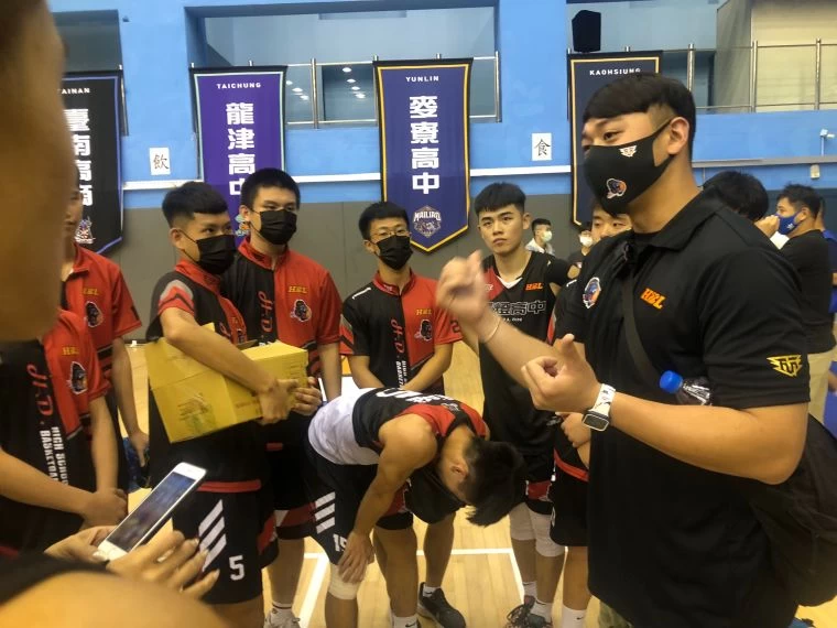 慧燈教練俞世豪賽後不忘跟球員耳提面命。大會提供