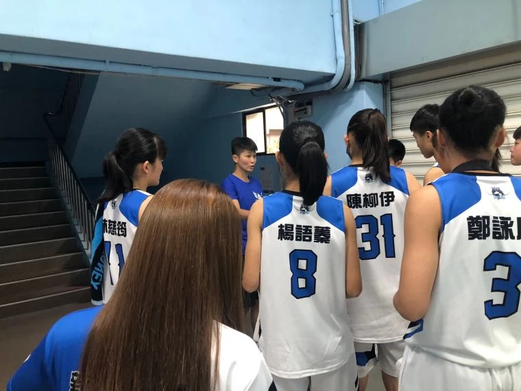 汗水夾淚水竹商贏內湖跨季23連勝,教練陳姿汶賽後忙著安撫情緒。大會提供