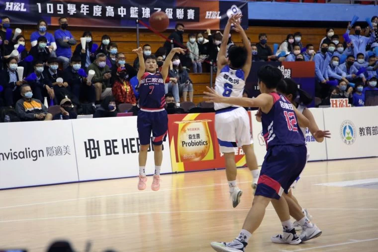 攻下10分的能仁主控李雯萱跳投。大會提供