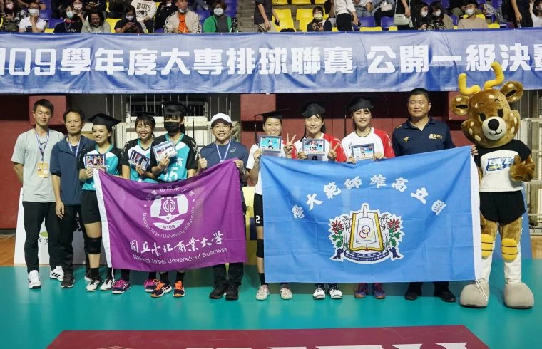 兩隊畢業生,左起北商吳佩真、曲孝晞、余謹安,高師郭欣依、陳姿云、潘品蓁。大會提供