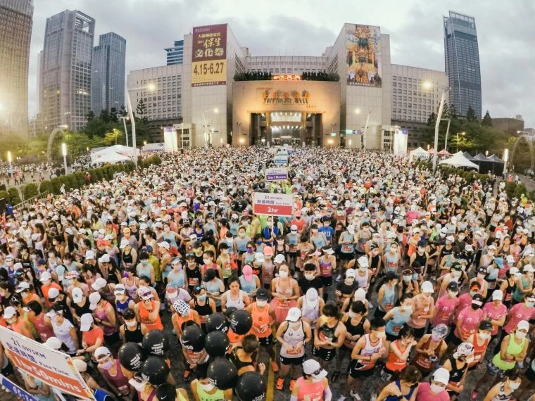 疫情下最盛大、最美麗的台新女子路跑賽今天登場,主辦單位特地安排分組分區起跑,務求確保參賽者健康平安。路跑協會提供