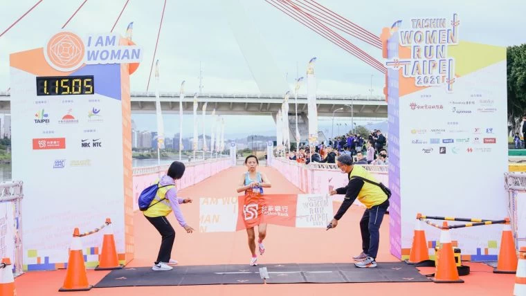 許久未參賽的曹純玉今天小試身手,以1小時15分6秒率先抵達終點,拿下半程馬拉松后冠。路跑協會提供