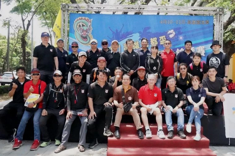 SUP立式划槳個人賽男子組硬板李騏均（右）以1分08.109秒險勝奪冠。高雄市龍舟委員會提供