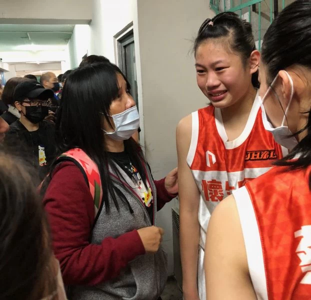 小巨人陳孜綺等學姊就要畢業離隊,懷生國二中鋒陳頤柔不捨落淚。大會提供