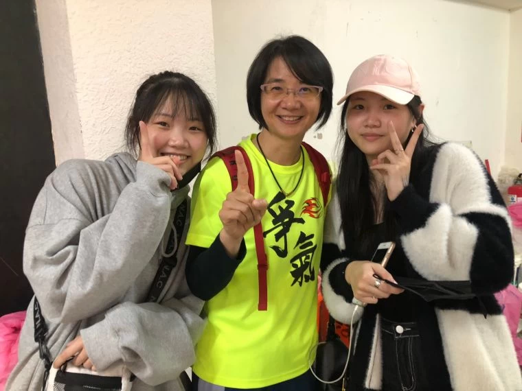 許秀勉教練與昔日民族愛將雙胞胎射手。大會提供