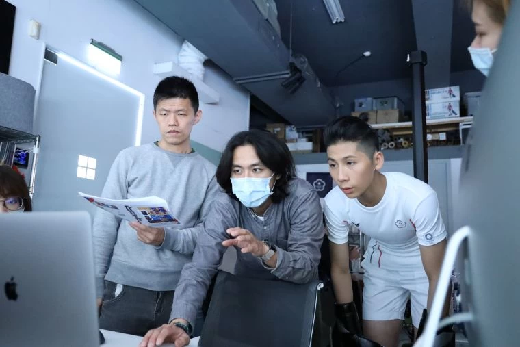 拳擊好手林郁婷於拍攝現場宇攝影師討論拍攝細節。中華奧會提供