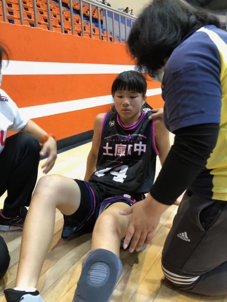 土庫當家控衛洪紫齡膝傷退場接受防護員檢查。大會提供