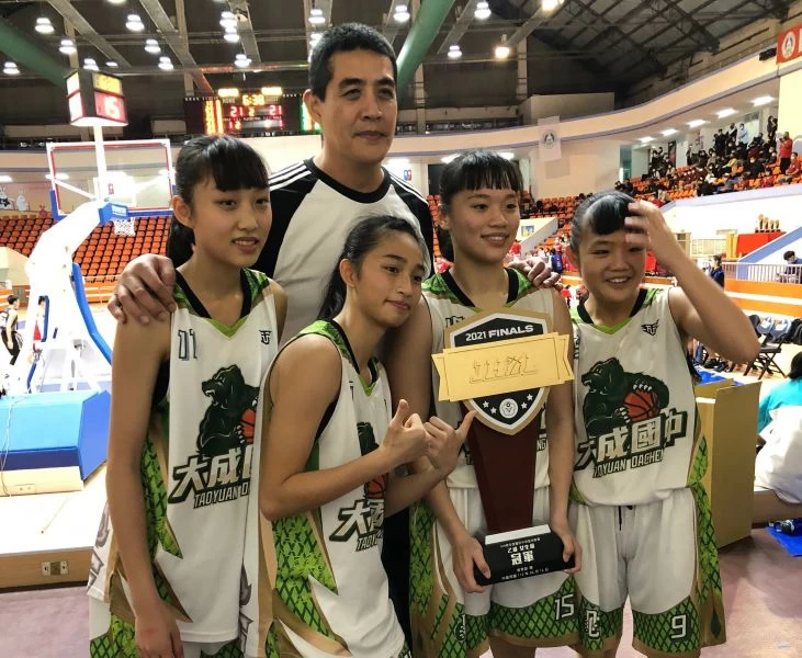 大成總教練宋然診與國三「準畢業生」在JHBL最終戰留下身影。大會提供
