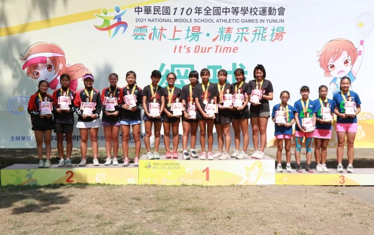 全中運國女團體前三名:安定、新興、三重。善化高中家長會提供