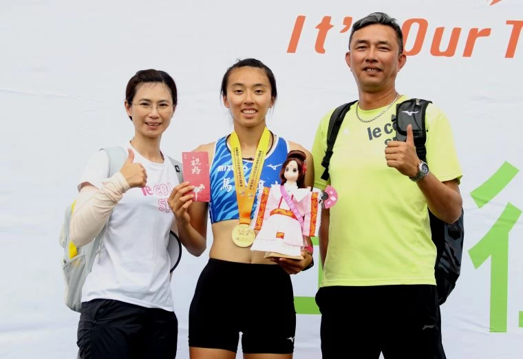 全中運田徑賽高女跳高決賽，馬公高中歐旻珩1.78連莊創最佳後和雙親合影。林嘉欣／攝影。