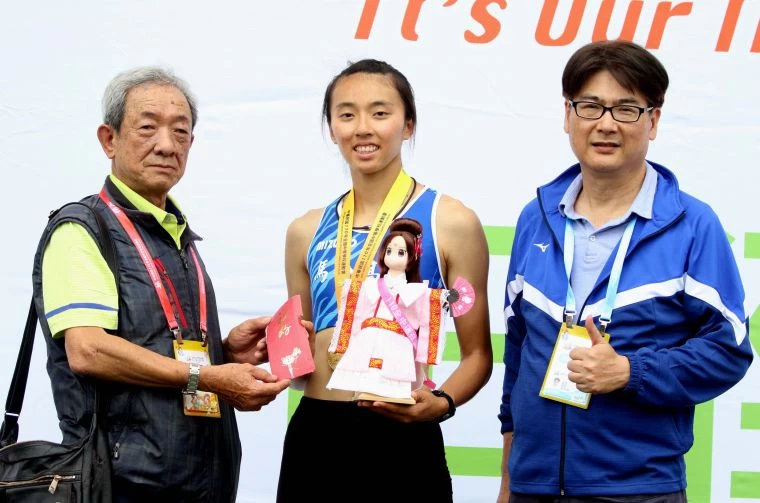 全中運田徑賽高女跳高決賽，馬公高中歐旻珩以創個人最佳的1.78連莊。林嘉欣／攝影。