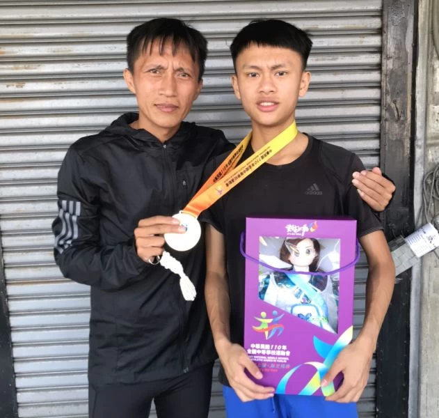 后里國中田睿祥和舅舅蔣介文。蔣介文／提供。