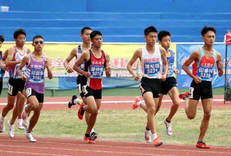 過嶺國中陳柏翊在國男1500公尺奪銀。林嘉欣/攝影。