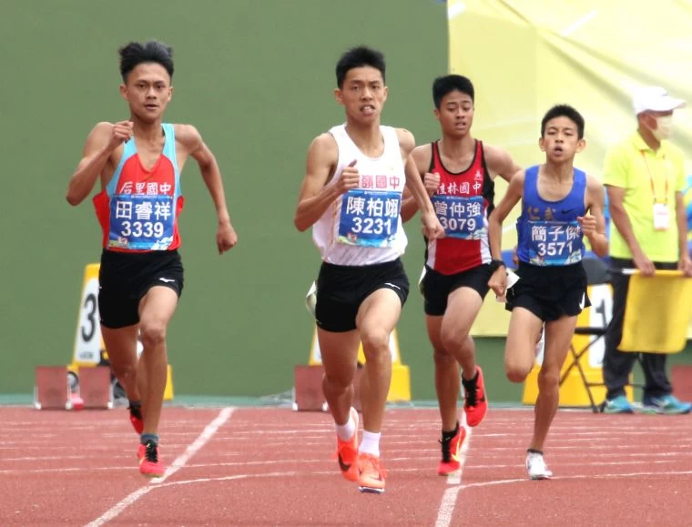 過嶺國中陳柏翊(左二)在國男1500公尺奪銀。林嘉欣/攝影。