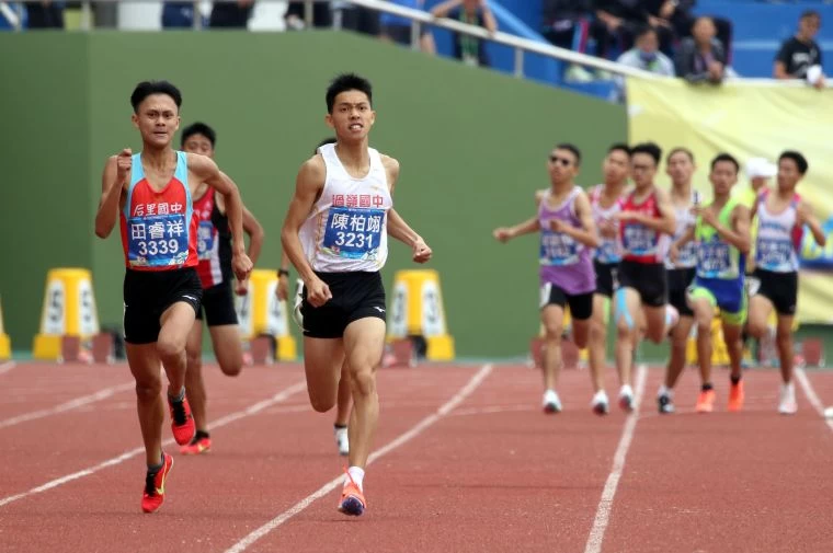 過嶺國中陳柏翊(左二)在國男1500公尺奪銀。林嘉欣/攝影。