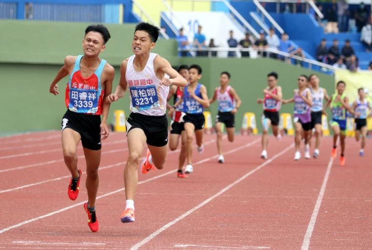 過嶺國中陳柏翊(前右)在國男1500公尺奪銀。林嘉欣/攝影。