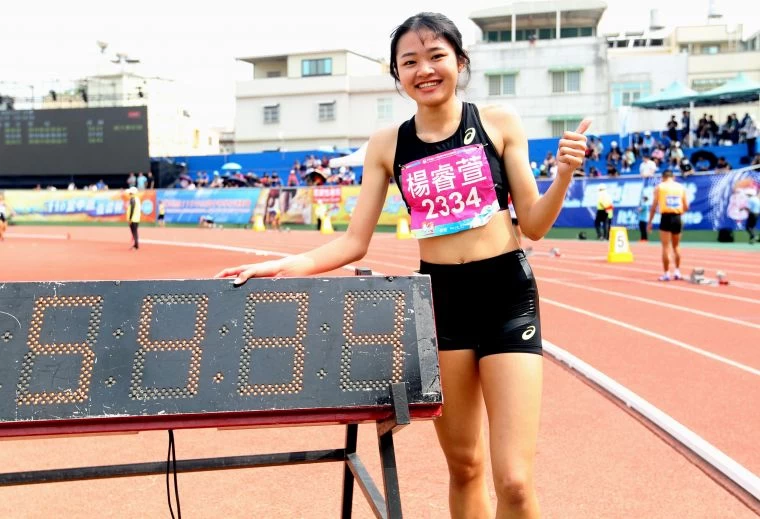 麥寮高中楊睿萱以54.33封后,打破高懸29年大會紀錄。林嘉欣/攝影。