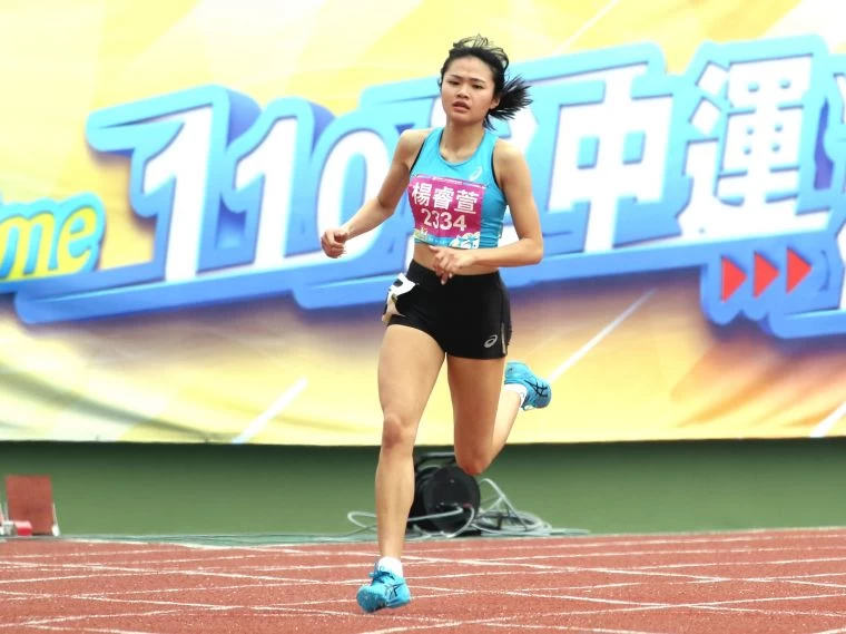 麥寮高中楊睿萱以54.33奪金，打破懸29年的全中運高女400公尺大會紀錄。林嘉欣／攝影。