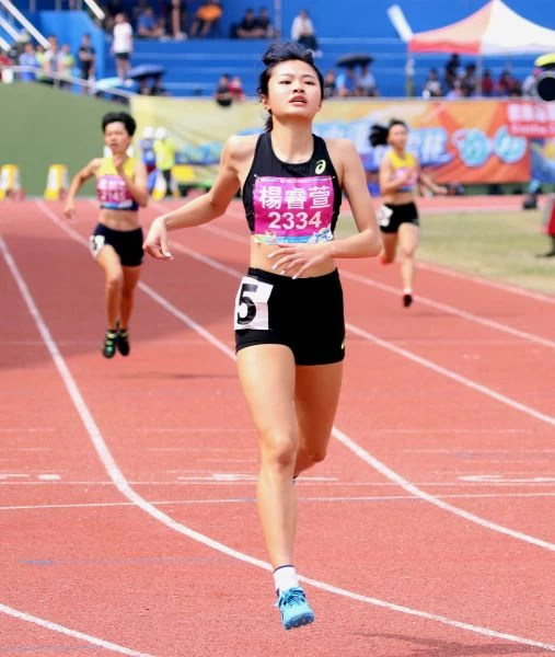 麥寮高中楊睿萱以54.33封后,打破高懸29年大會紀錄。林嘉欣/攝影。