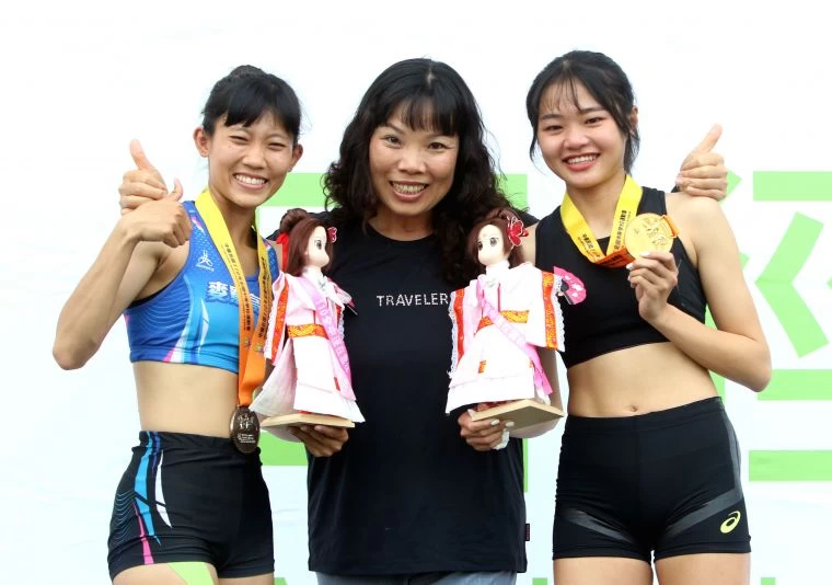 麥寮高中楊睿萱(右）以54.33封后，打破高懸29年大會紀錄。林嘉欣／攝影。