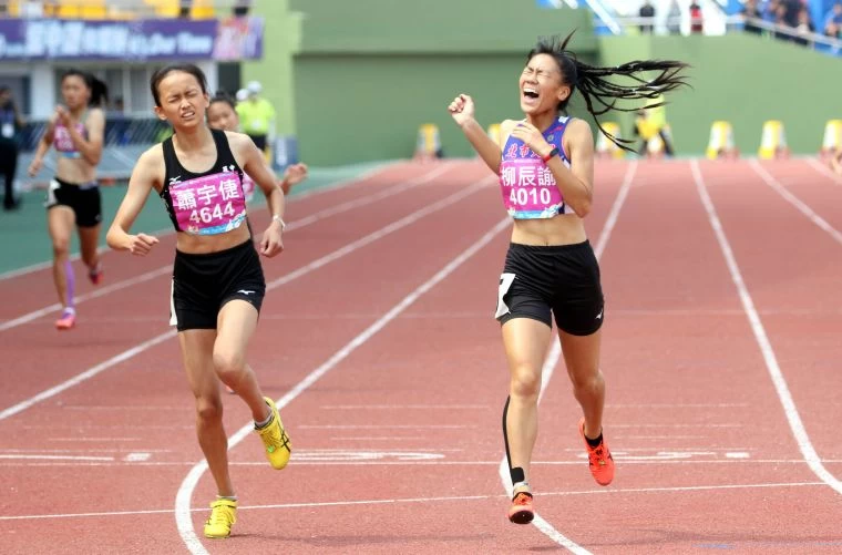 全中運國女400公尺金牌大同高中柳辰諭抵達終點時超激動。林嘉欣／攝影。