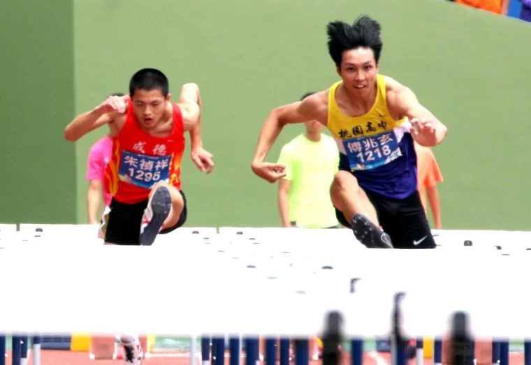 桃園高中傅兆玄在高男110公尺跨欄決賽飆13秒98創最佳奪銅。林嘉欣／攝影。