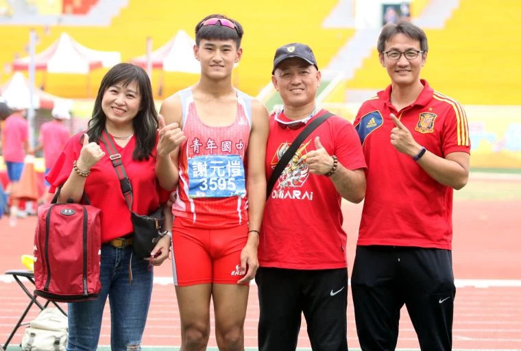 青年國中謝元愷以14.03在全中運國男110公尺跨欄封王後,和教練陳重導及家人合照。林嘉欣/攝影。
