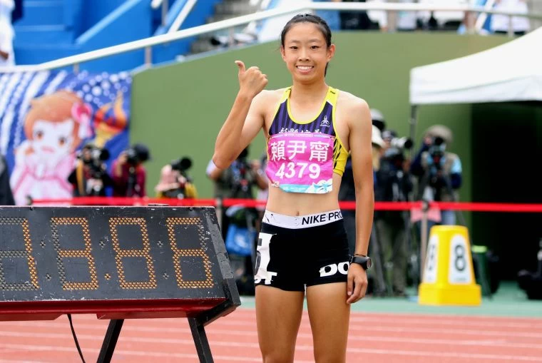 信義國中小賴尹甯以13.86，打破高懸6年的全中運國女100公尺跨欄大會紀錄。林嘉欣／攝影。