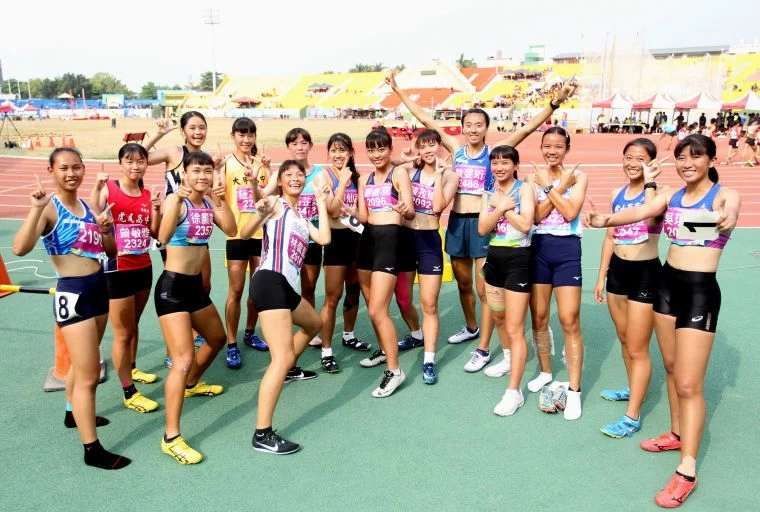 全中運高女七項全能金牌得主馬公高中歐旻珩(右五)和對手開心大合照。林嘉欣/攝影。