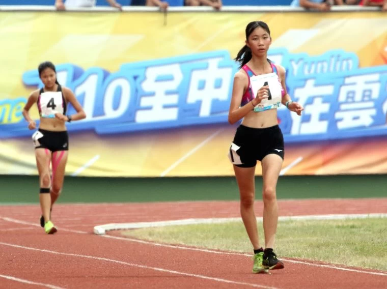 國女組5000公尺競走冠軍吳悦慈(前)。林嘉欣/攝影。