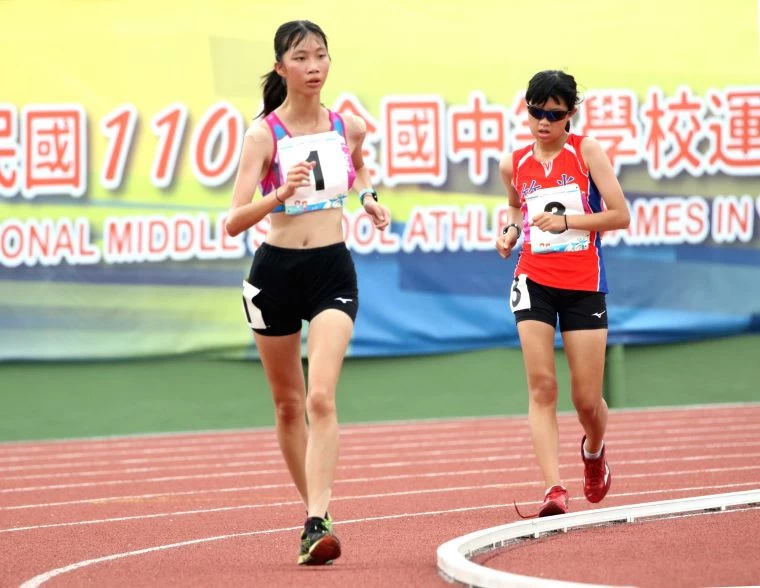 國女組5000公尺競走冠軍吳悦慈(左)。林嘉欣/攝影。