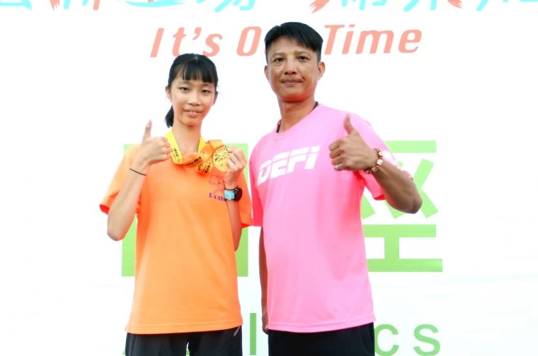 國女組5000公尺競走冠軍吳悦慈,是東和國中代課老師黃信遠所教出的第三位全中運金牌得主。林嘉欣/攝影。