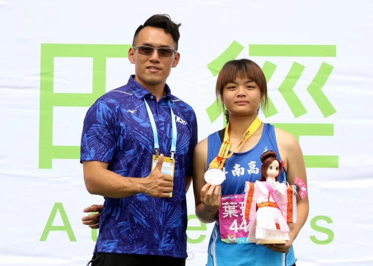 國女標槍銀牌斗南高中葉玟圻和教練鍾聖哲。林嘉欣／攝影。