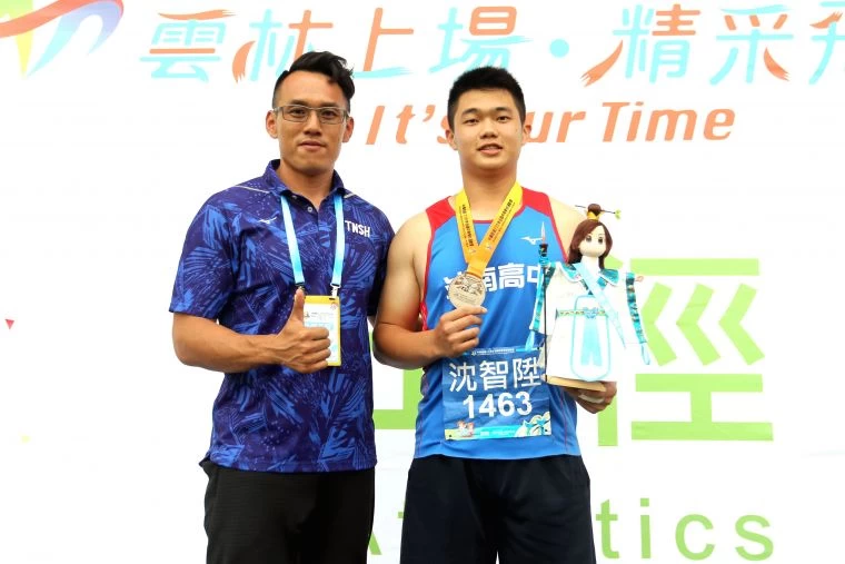 斗南高中沈智陞和教練鍾聖哲。林嘉欣／攝影。