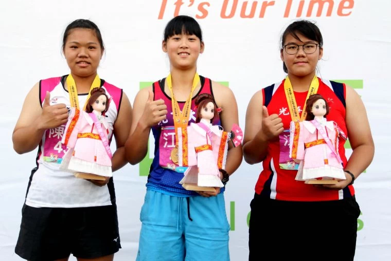 江靜緣(中)15.78破全中運國女鉛球大會紀錄奪金,也打破U18全國紀錄。林嘉欣/攝影。