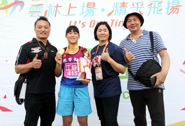 江靜緣是舉重巨擘夫妻檔江明政和陳淑枝的愛女,也是呂景義(右)的愛將。林嘉欣/攝影。