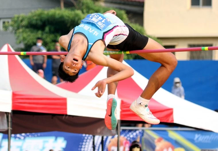 斗六高中張騰仁以２.18，將高懸18年大會紀錄送入歷史。林嘉欣／攝影。
