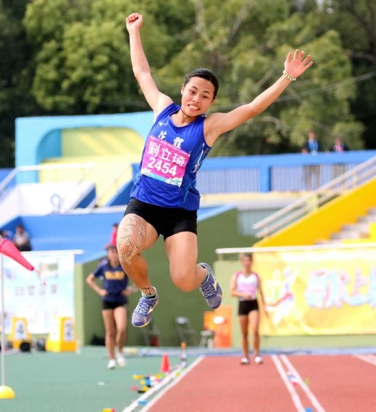 高女跳遠決賽，花蓮縣體育中學劉立琦以6.14奪金。林嘉欣／攝影。
