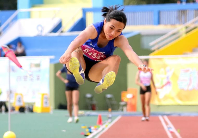 高女跳遠決賽，花蓮縣體育中學劉立琦以6.14奪金。林嘉欣／攝影。