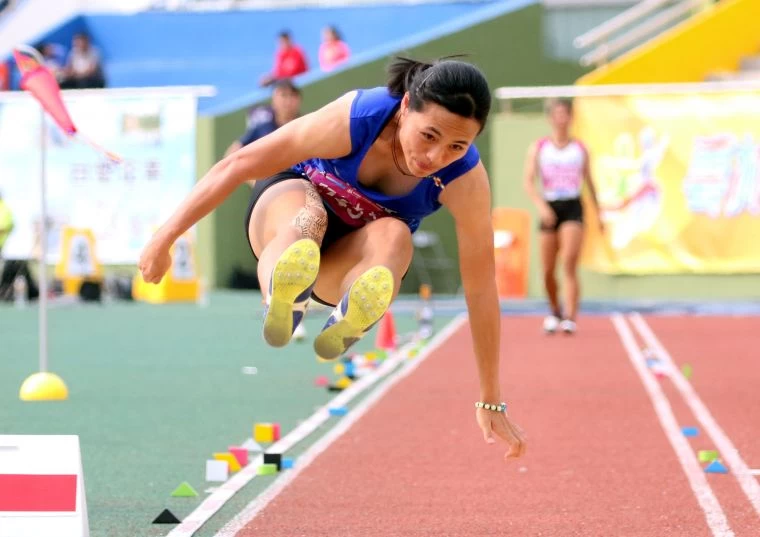 高女跳遠決賽，花蓮縣體育中學劉立琦以6.14奪金。林嘉欣／攝影。
