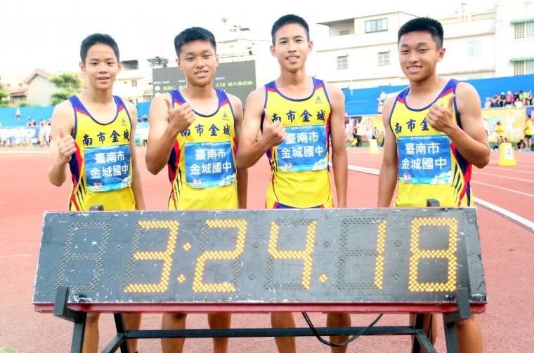 台南市金城國中飆3:24.20，破高懸6年大會紀錄。林嘉欣／攝影。