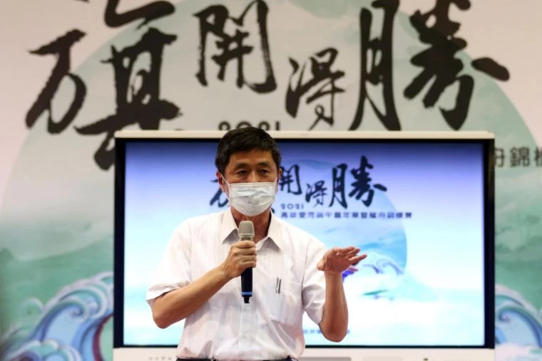 運動發展局主任秘書鄭明興指出,今年希望打造藝文風的愛河端午龍舟嘉年華。高雄市運發局提供
