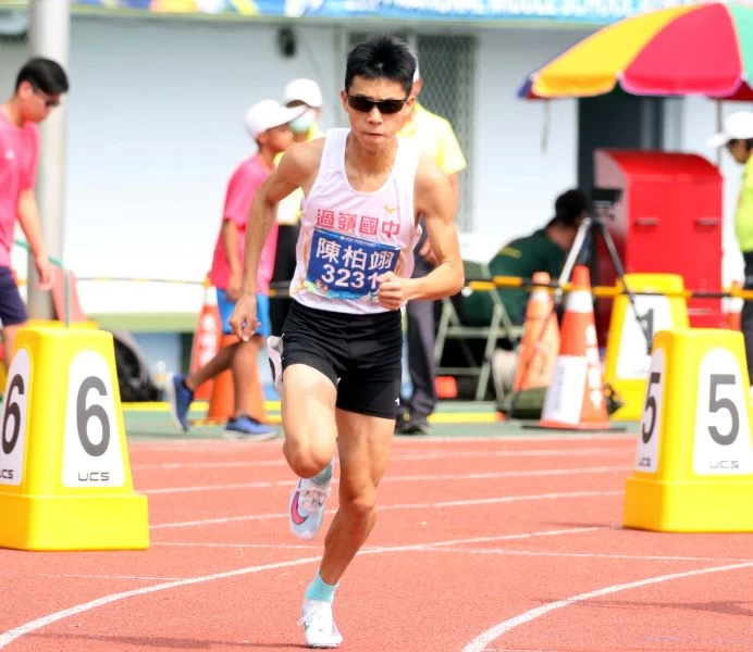 過嶺國中陳柏翊在全中運國男800公尺決賽以1:55.28破大會奪金。林嘉欣／攝影。