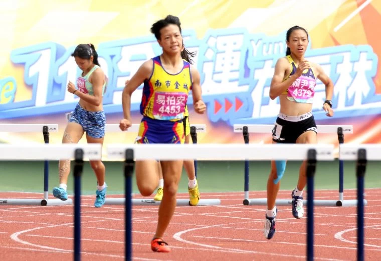國女400公尺跨欄決賽,易柏安(臺南市金城國中)1:00.74破大會封后。林嘉欣/攝影。