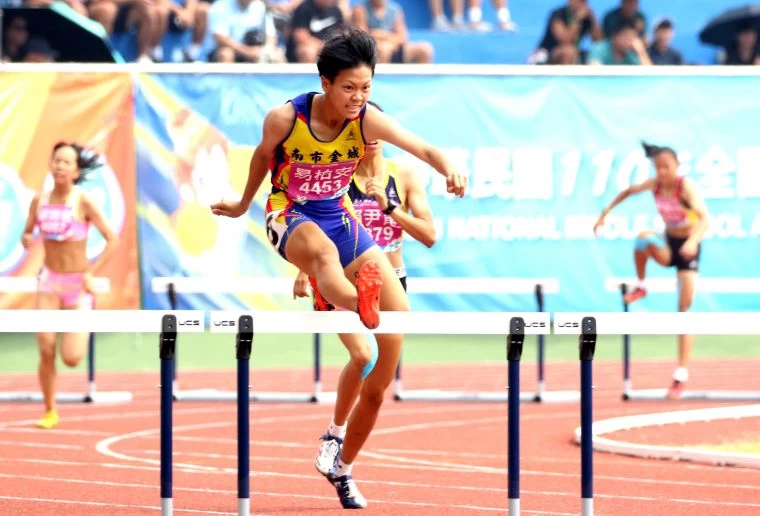國女400公尺跨欄決賽,易柏安(臺南市金城國中)1:00.74破大會封后。林嘉欣/攝影。
