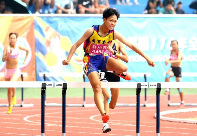 國女400公尺跨欄決賽,易柏安(臺南市金城國中)1:00.74破大會封后。林嘉欣/攝影。