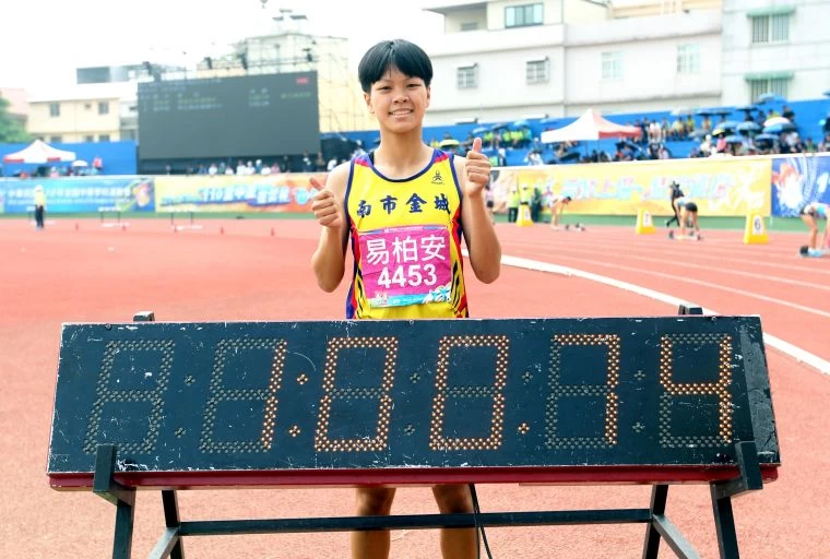 國女400公尺跨欄決賽,易柏安(臺南市金城國中)1:00.74破大會封后。林嘉欣/攝影。