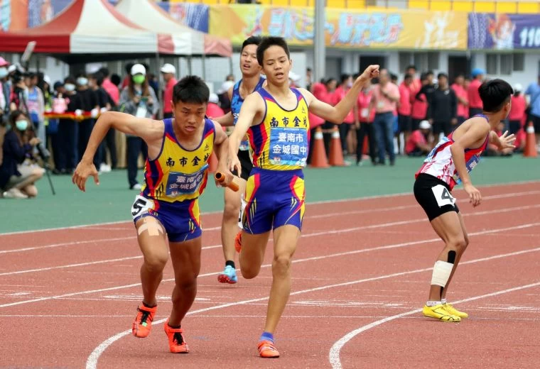 台南市金城國中在國男4×400公尺接力決賽飆3:22.85再破大會。林嘉欣/攝影。